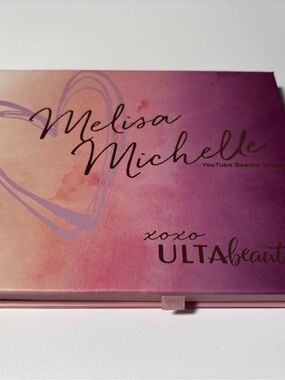 Mauve-Pink Makeup Palette Packaging with Product Info